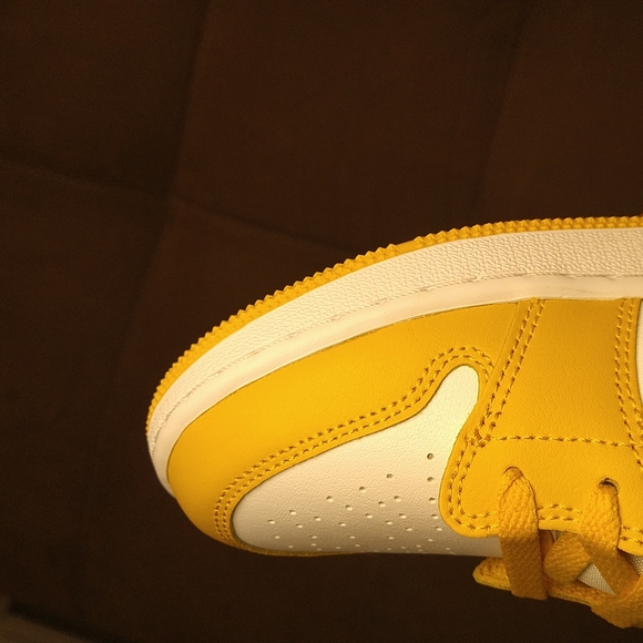 Jordan 1 Low Big Kids 5Y Women's 6.5 (defect) - Picture 11 of 12